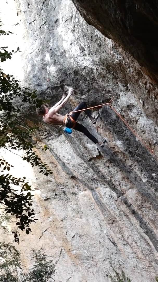 デイブ・グラハムのインスタグラム：「This super bouldery and intense route opened by @betoboulder first ascended by @will_bosi in the La Capella Sector basically breaks down into a 13 move 8b+/c boulder problem followed by an 8b route. The entire rig totals out at 40 moves, and in the video we can only see until the 24th move, whats missing is a rather delicate vert/slab, which is not that hard but still possible to slip off. The first clip is my best try so far where I fall on the last really hard move of the initial sequence, after grabbing the left hand crimp incorrectly. The next clip is a link I feel quite comfortable doing, completing the sequence from where I fall until the ending. So far I have been doubling down on this and La Capella on the same day, making good tries in both (amazing training but exhausting) but will soon need to alternate days between the two if I want my skin to survive. I feel like I’m gaining the strength and resistance to achieve both of these projects, but considering the style of climbing, I will need more luck with the weather. I’d love to say I’m optimistic about sending but after a week of rain here in Spain, the summer heat creeping hard, and the terrible looking forecast, I’m very uncertain 🤯 I’m gonna keep making concentrated tries until the end of May, so lets see what the stars hold 🙌🏻 Music is from a new set I’m working on 🤟 @adidasterrex @fiveten_official @petzl_official @climb_up_officiel @tensionclimbing @frictionlabs @sendclimbing」