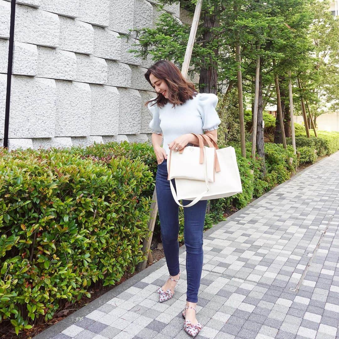 小川ひとみさんのインスタグラム写真 - (小川ひとみInstagram)「knit/ @zara denim/ @levis @shopbop  shoes/ @rochasofficial  bag/ @jnhearts  #coordinate #iceblue」4月28日 17時51分 - hitomy220