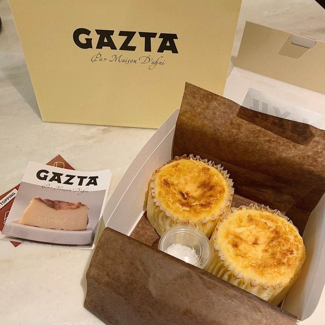 MERYさんのインスタグラム写真 - (MERYInstagram)「.⁣ GAZTAのバスクチーズケーキをお取り寄せして至福のおうち時間を❤️⁣ .⁣ GAZTA（ガスタ）は本場スペインの味を再現したバスクチーズケーキ専門店。店舗は東京都の白金にありますが、オンラインストアでの購入が可能なのでおうち時間にぴったり。本格的なバスクチーズケーキを取り寄せて至福のおうち時間を過ごしちゃおう🍰⁣ .⁣ MERYでは他にも「かわいい」に近づくさまざまな情報を発信しています。⁣ @mery.beauty コスメ・美容に特化した情報をお届け♡⁣ @mery_spot 話題のカフェやお出かけスポットをご紹介！⁣ @_meryshop_ MERYセレクトの可愛いアイテムがたくさん⁣⁣ こちらもぜひチェックしてみてください！⁣ .⁣ .⁣ photo by @akariiofficial⁣ .⁣ #MERY #regram #instagram #gazta #cheesecake #cheese #cheeselover #instafood #instadaily #basquecheesecake #バスク風チーズケーキ #お取り寄せグルメ #お取り寄せチーズケーキ #オススメお取り寄せ #ガスタ #チーズケーキ #バスクチーズケーキ #お家カフェ #おうちカフェ #お取り寄せケーキ #お取り寄せスイーツ #お取り寄せ #ご褒美スイーツ #スイーツ好きな人と繋がりたい #お家時間 #おうち時間 #お洒落 #お洒落さんと繋がりたい #MERY女子 #メリー」4月28日 18時00分 - mery.jp