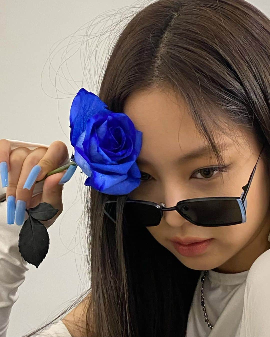 ジェニーさんのインスタグラム写真 - (ジェニーInstagram)「🦋I hope we get a blue flower emoji one day 🐬」4月28日 17時53分 - jennierubyjane