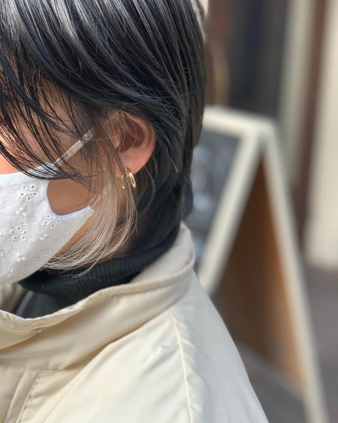前田真吾のインスタグラム：「【ホワイトミルクティー🫖】 もみあげにイヤリングカラー💎 耳にかけたり、チラッと見えるオシャレを✨  カラーが可愛いと毎朝、鏡を見るの楽しみになりませんか😝✨？？� � そんなHappyを皆さんに感じていただいたい🥺✨� � �だから僕は【カウンセリング、薬剤、施術方法】�にこだわりを持っています🔥 ㊙️カラーはカウンセリングで全てが決まります！なぜなら履歴等で色が変わってしまうからなのです💡 � � 僕のカラーの特徴は何と言っても� 【ダメージが少ない】です🌈 � 施術履歴や髪質を見極めながら� 丁寧にカラーしていくことで� 今までできなかった色に仕上がります👍✨� その人に似合う色味・できるカラーが必ずあります👌 その人にベストな髪色にいたします🙇  美容室選びに困っている方。� 一度僕におまかせ下さい😊🌈 �  ご予約✂️はDMからお問い合わせください🌈🙇 � 【Fannane】� ======================� ⭕️東京都渋谷区神宮前4-14-2 🚃表参道駅【A2出口】徒歩4分�   【prise】� ======================� カット✂️ ¥7,150 縮毛矯正💇‍♀️ ¥15,400 カラー🌈 ¥7,700 トリートメント✨¥3,300〜 （税込み）� その他のメニューも多数ございます�🙇 お気軽にお問い合わせ下さい�✨ ====================== � #ボブ#表参道#青山#hair#外ハネ#ミニボブ#l4l#follow#followme#ヘアカラー#カラー#haircolor#color#ash#アッシュ#アッシュベージュ#グレー#グレージュ#外国人風#外国人風カラー#ハイライト#透明感#ブルージュ#外ハネボブ#ミニボブ#ブリーチ#ブリーチカラー#ash#ハイライト#airbeauty」