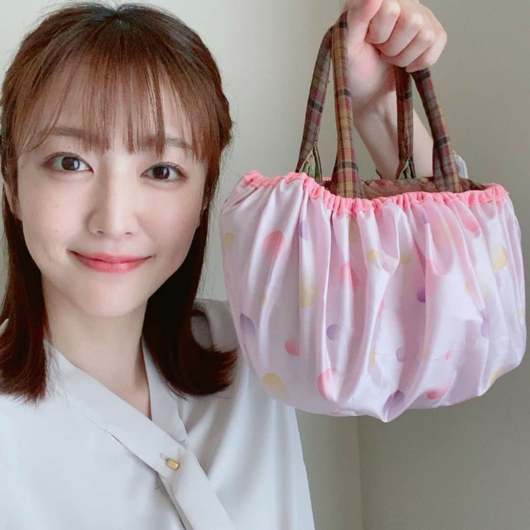 滝菜月さんのインスタグラム写真 - (滝菜月Instagram)「今日のヒルナンデスニュース終わりにお伝えした﻿ シャワーキャップの使い方🥸﻿ ﻿ 突然の雨にはカバンカバー👜﻿ 折り畳み傘を包んだり🌂﻿ 放送内では紹介しきれなかったですが﻿ 汚れた靴の持ち運びや👟﻿ 自転車のサドルカバーにも🚲﻿ ﻿ ちなみにパッチワークの鞄は祖母のお手製です✌️﻿ ﻿ #ヒルナンデス」4月28日 18時18分 - taki_natsuki