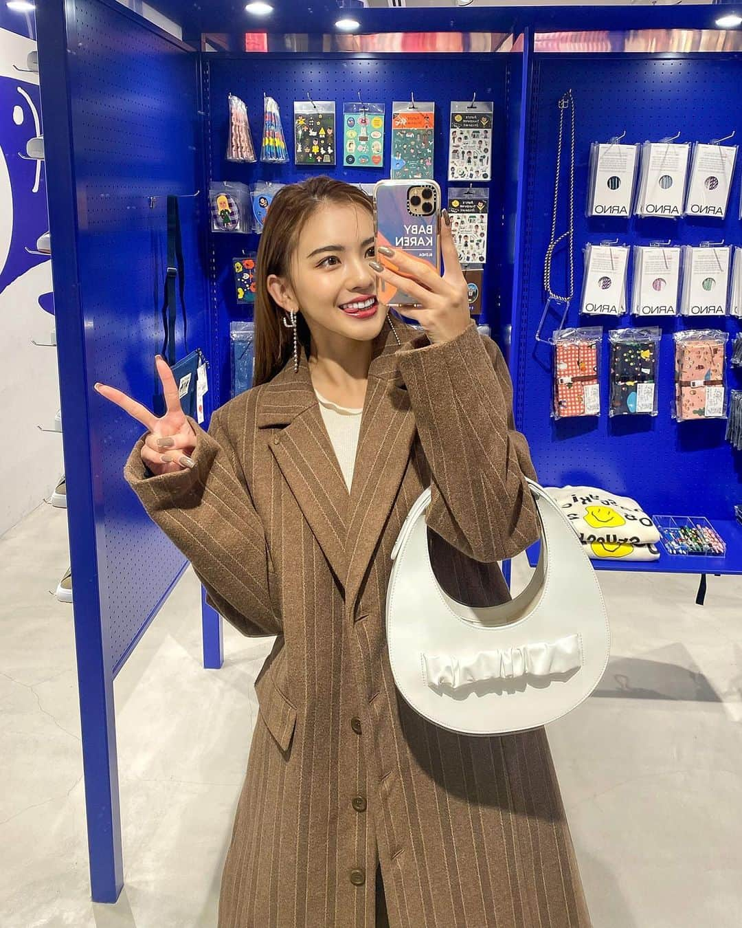 カレンさんのインスタグラム写真 - (カレンInstagram)「Shooting @aland_jp 💙 귀여운 가게~🥰 in ALAND🇰🇷♡ Miller selfie BABY Karen🤳✨  #ALAND #BLENDA #shibuya」4月28日 18時10分 - cjd_karen