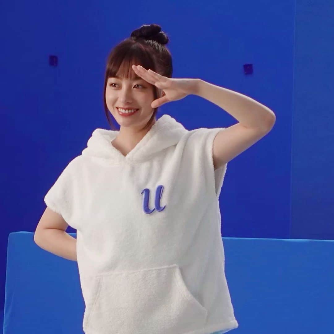 橋本環奈のインスタグラム：「こんにちは！環奈MGです。  余計なものは残すまい！ビオレuザボディからオフショットです。  今日CM見たから気まぐれシェアです。  (毎回思うけどこのタオル地の衣装いいよね… MG心の声。)  #橋本環奈 #橋本環奈2021 #橋本環奈マネージャー #ビオレuザボディ #まさつレス」