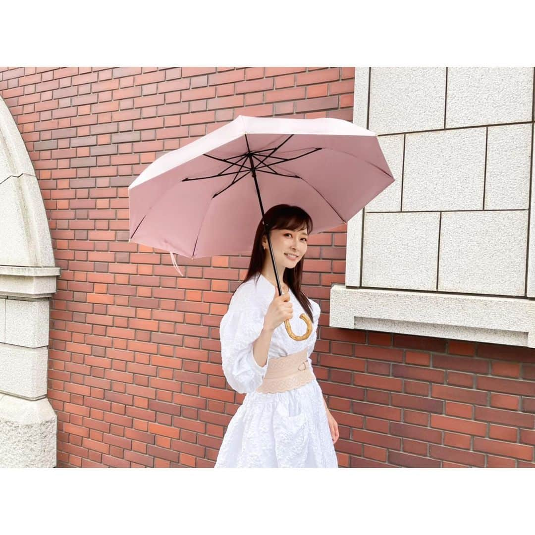 石井美保さんのインスタグラム写真 - (石井美保Instagram)「本日12時より販売開始の日傘に、想定を上回るご注文をいただき誠にありがとうございました。 また、楽しみにしていて下さったのにご希望に添えなかった皆様には大変申し訳ございませんでした。  当初1色展開でこんなに作って大丈夫なのかと傘屋さんに心配されるほどかなりの数をご用意しましたが、ものの14分で全て売り切れてしまい、買えなかった皆様からの悲しいメッセージを読んで、本日早々に工場にかけあってみました。 なんとか頑張って生産していただけると先程ご快諾頂けたので、 【本日4月28日19時～30日16時】の3日間限定でご予約注文の受付を行います。  日傘は制作にかなりのお時間をいただくため、この度の予約注文商品の発送については 2021年8月初旬とギリギリになってしまいます。 8月から10月ぐらいまではまだ紫外線が強いので、ご活用頂けるギリギリのスケジュールでどうにか生産ラインを確保できましたのでどうかご理解ください。  また、今回の再販が本当の最後で、それ以降の販売はご要望があれば来年以降になりますので何卒宜しくお願いします。  ご予約はISHIIMIHO.COMから  ※予約受注数に限りがございます。 予約期間に関わらず予約数上限に達し次第受付終了となります。 また、予約商品のためカードの決済については商品発送時となります。 ご了承いただけますようお願い申し上げます。  ※今回の予約受注商品については、現在通常販売中のパーフェクショネールクレンジングフォーム及びルミエラブ と同じカート内での同時注文できかねますことご了承いただけますようお願い申し上げます。 パーフェクショネールクレンジングフォーム及びルミエラブをご注文の際には、日傘のご注文確定後、別カートでご注文いただけますようお願いします。  ※最新のニュースはISHIIMIHO.COMのメルマガからお知らせ致します。まだの方は是非メルマガ登録をお願いします。」4月28日 18時28分 - miho_ishii