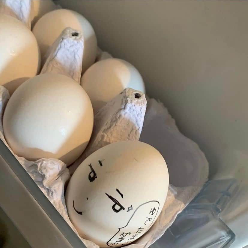 和田まあやのインスタグラム：「🍳 生卵と間違えないように私はこうしてます🥚 冷蔵庫開けるたびちょっぴり楽しいです☺︎」