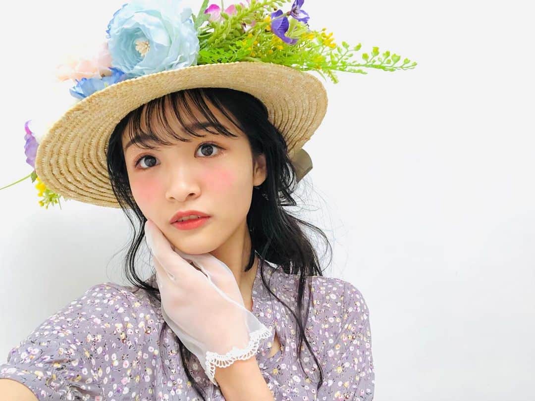ニコ☆プチのインスタグラム：「💐  お花大好きなあーちゃん👒🌷  #中山あやか」