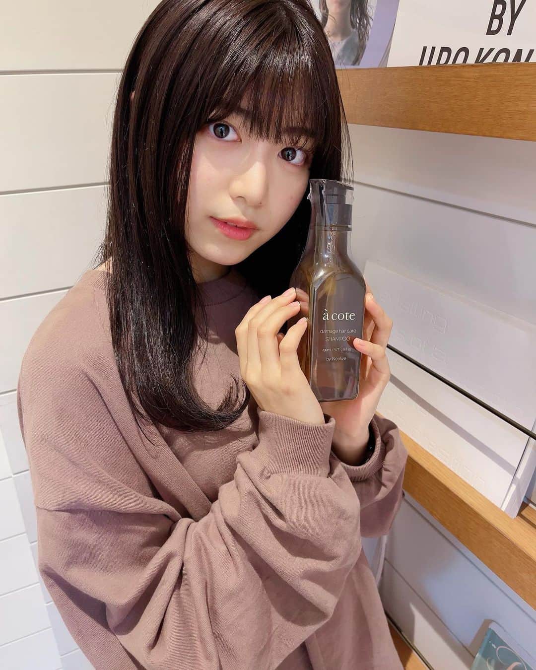 吉田莉桜さんのインスタグラム写真 - (吉田莉桜Instagram)「髪色暗くして頂きました。 ・ ・ そして、お店のシャンプーを頂きました！ これでサラサラヘアを目指します💪✨ ・ ・ いつも有難う御座います😊 #髪色暗め」4月28日 18時58分 - yoshida_rio_official