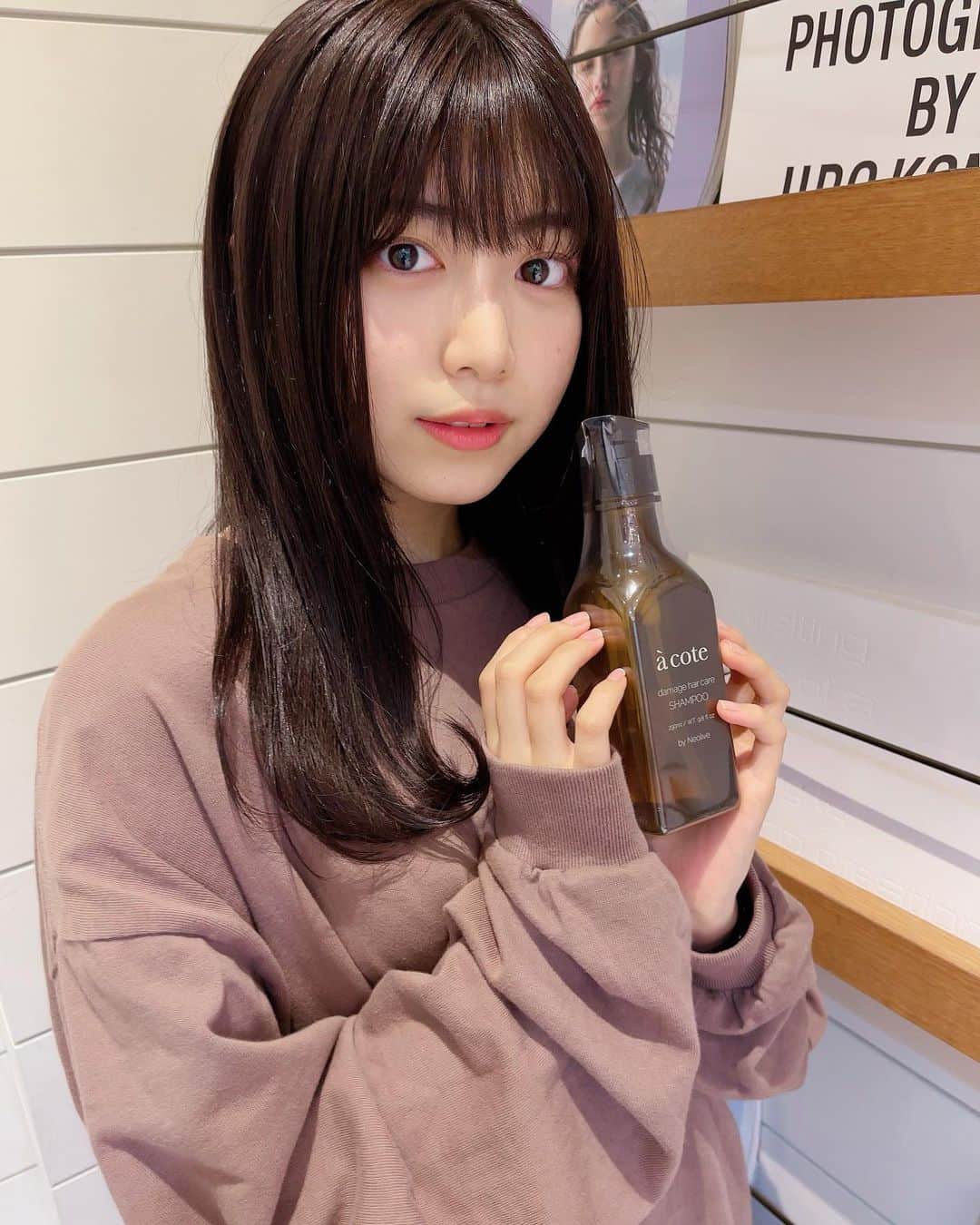 吉田莉桜さんのインスタグラム写真 - (吉田莉桜Instagram)「髪色暗くして頂きました。 ・ ・ そして、お店のシャンプーを頂きました！ これでサラサラヘアを目指します💪✨ ・ ・ いつも有難う御座います😊 #髪色暗め」4月28日 18時58分 - yoshida_rio_official
