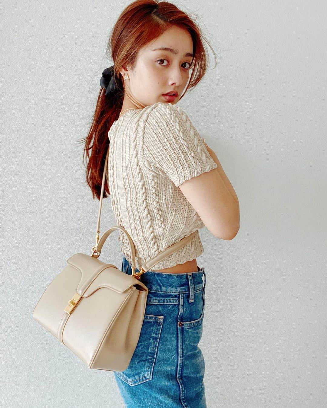 のインスタグラム：「Today’s me 🥰 シンプルな日😚シンプルでもトップスとバッグの色を同じ色にしたよん！シンプルプラス自分らしさ💖 これからの季節はたくさんデニム履きたい時期ですねん🥺  この後21時からインスタライブします！メイクの紹介するからみなさまみてみてねん💖  Bag pants #celine #シンプルコーデ　#デニム」