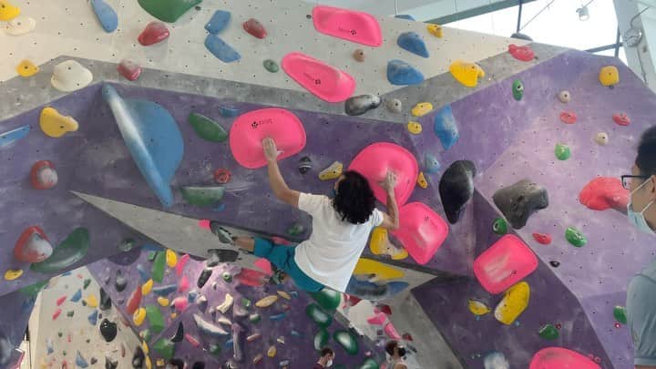 ハキム・カスバンのインスタグラム：「Pink Tag, Pink Holds⁣ @boulder_plus⁣ ⁣ Initially thought I’d put up these @bloczclimbing holds on a kinder angle for one of the easier grades I was tasked to set. After feeling the holds out a bit they ended up on the arch instead, with the best hold (from what was left of this series) as the start hold 😂⁣ ⁣ The left twist and right toe press under the roof feels pretty satisfying - probably my highlight of this route - though I’ve seen more people go front on.⁣ ⁣ Also interesting to see people opting for the opposite hand going up to the penultimate hold - I go with my right because I anticipate the swing, which allows me to immediately bring my right foot up, but yeah the left hand isn’t as secure, swapping the two holds around would’ve been a good idea.⁣ ⁣ @heavy.japan⁣ ⁣ #climbing #bouldering #sgboulderingbeta」