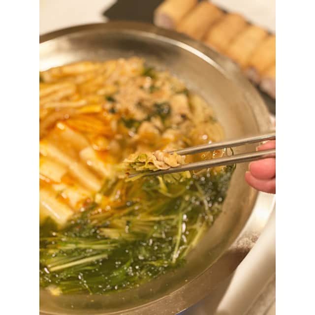 前田ゆかのインスタグラム：「今日は豚肉と水菜の鍋。  少し唐辛子を入れて 白だしでいただきます！  #おうちごはん #温かい野菜が食べたい #ばんごはんのきろく  #maeyukareshipi」
