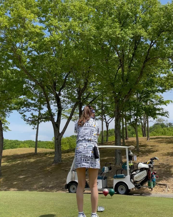 のインスタグラム：「. ドライバー集🏌️‍♀️✨ . 1つ目の動画は、210yrdくらい飛んだやつー！☀️ しかも狙い通りに！こういうショットを増やしたい☺️ . ６つ目のは5w！ 右のグリーンの日で、右グリーンは今まで中々うまくいかなかったんだけど無事にワンオンした😭✨ 嬉しかったなぁ😭 . ごきげんなキャディさんで、沢山褒めてくれたからより楽しかった〜🥰 . #ゴルフ女子#ゴルフ初心者#ゴルフ#ゴルフウェア#ゴルフコーデ#ゴルフスイング#スイング動画#ドライバーショット#ゴルフ好き#ゴルフ好きな人と繋がりたい#パーリーゲイツ#pearlygates#golf#golfstagram#golfswing#golflife#golfwear#golfgirl」