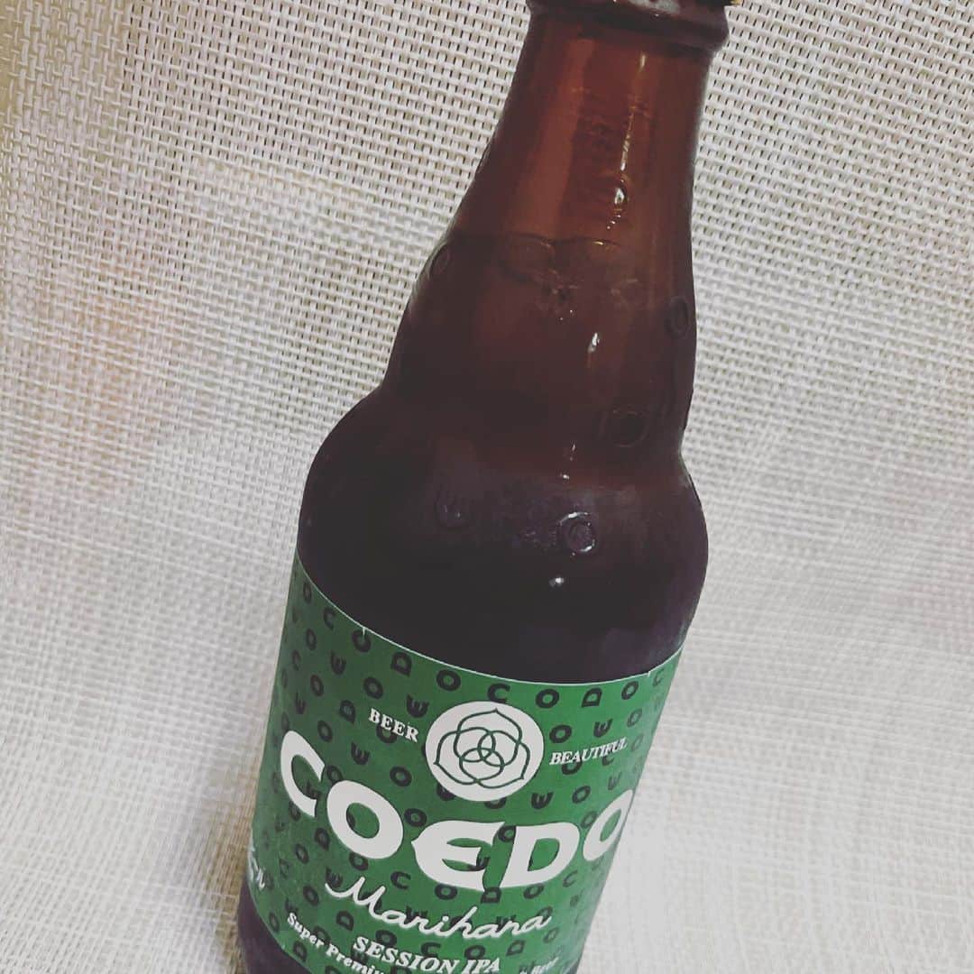 秋吉夕紀のインスタグラム：「今日は一日引きこもり😍 頂いたCOEDOビールとブランデー❤️ どちらも美味しい😍 炊き込みご飯作って、ずーっと豆ひいてます☕️手疲れた。電動がほしい…笑  #おうち時間 #ビール好き #ブランデーはじめた #コーヒーミル #いい香り #手が限界 #頑張っても引き出しの中ちょっと #絶対電動買う」