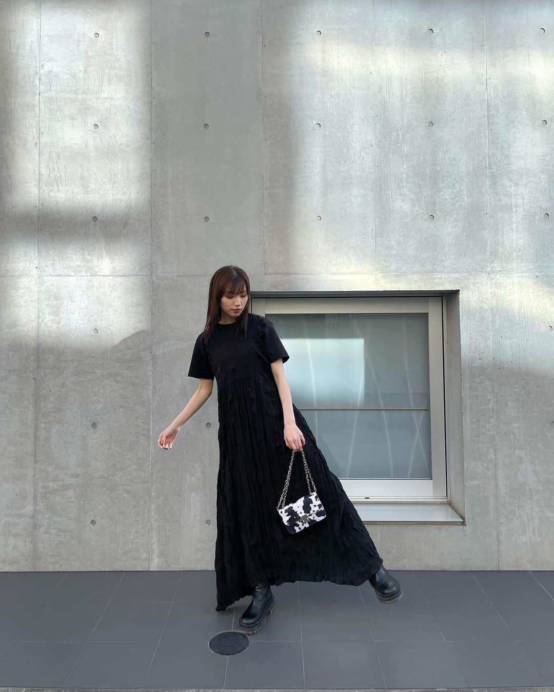 谷川菜奈さんのインスタグラム写真 - (谷川菜奈Instagram)「チュール合わせもTシャツ合わせも可愛いシワワンピ🖤 発売スタートしたよ😽 @leannofficial  #153cmコーデ #低身長コーデ」4月28日 19時43分 - pechi.130