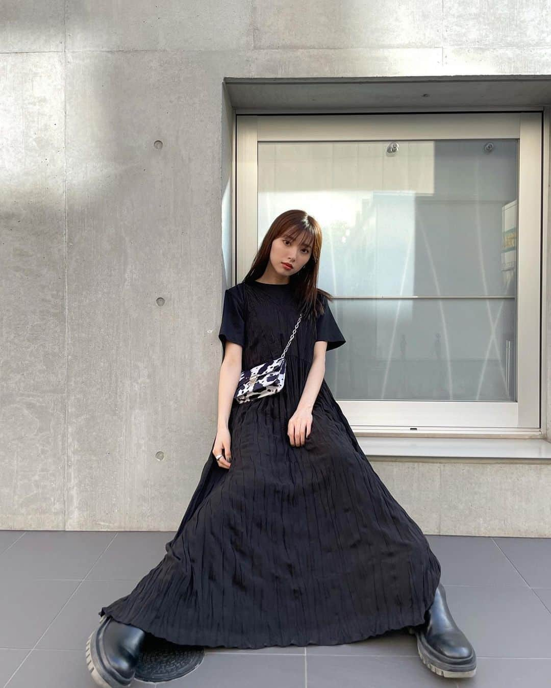 谷川菜奈さんのインスタグラム写真 - (谷川菜奈Instagram)「チュール合わせもTシャツ合わせも可愛いシワワンピ🖤 発売スタートしたよ😽 @leannofficial  #153cmコーデ #低身長コーデ」4月28日 19時43分 - pechi.130