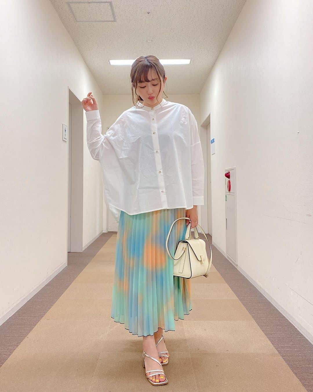 菊地亜美さんのインスタグラム写真 - (菊地亜美Instagram)「. 仕事終わりの私服💛  @kuih_store のノーカラーオーバーギャザーブラウスと、マルチカラーオーロラスカート🕊🌿  オーロラのスカートのカラーが珍しくて春たくさん使いたいな💐 白シャツ好きだから集めがち🤭  早い人は今日明日からＧＷかな？？ 私のGWの予定は何もないんだけど、それが贅沢だったりする😍  #kuih #クイ #kuihstyle #kuihst #大人カジュアル #大人カジュアルコーデ#シンプルコーデ #プチプラコーデ」4月28日 20時15分 - amikikuchi0905