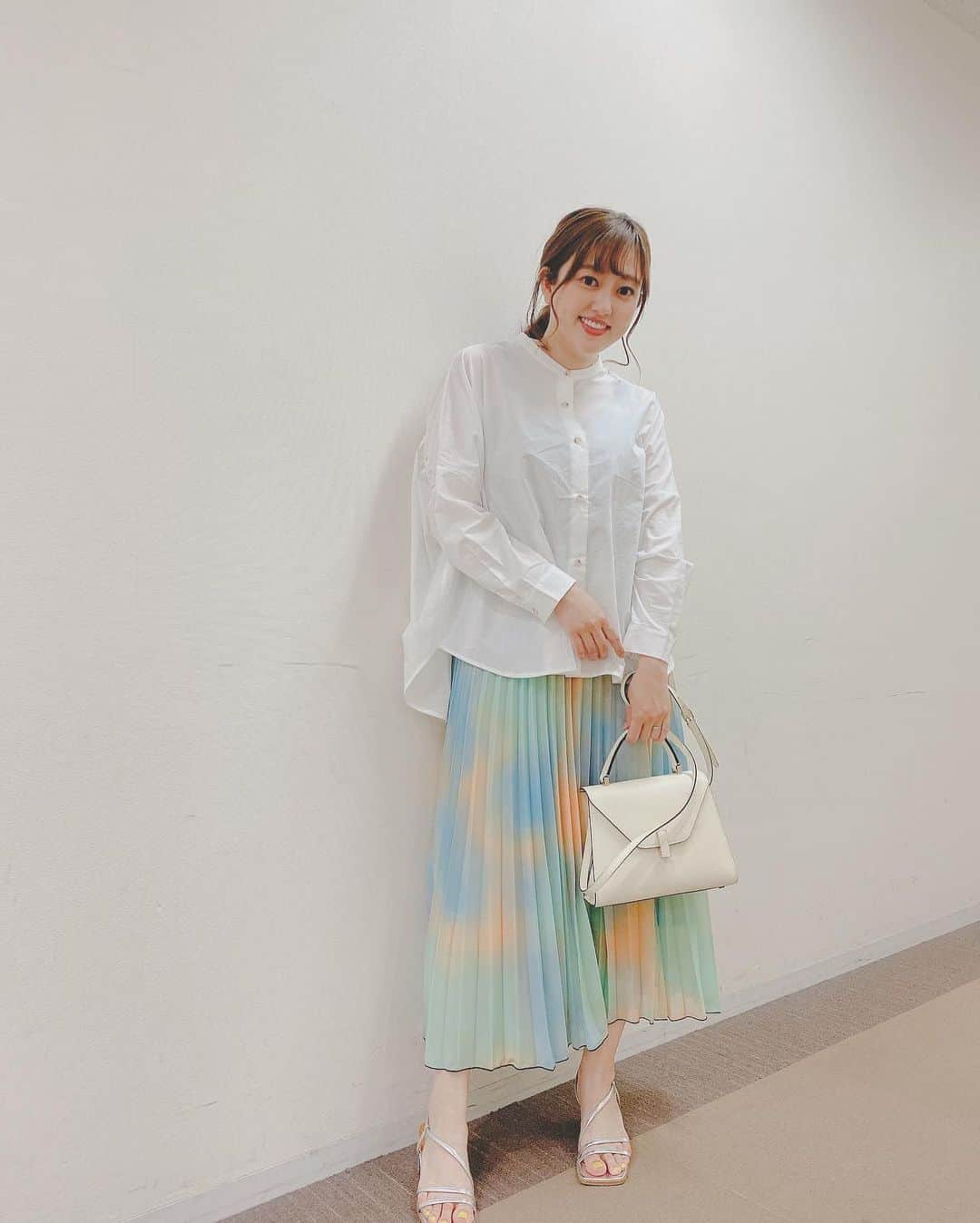 菊地亜美さんのインスタグラム写真 - (菊地亜美Instagram)「. 仕事終わりの私服💛  @kuih_store のノーカラーオーバーギャザーブラウスと、マルチカラーオーロラスカート🕊🌿  オーロラのスカートのカラーが珍しくて春たくさん使いたいな💐 白シャツ好きだから集めがち🤭  早い人は今日明日からＧＷかな？？ 私のGWの予定は何もないんだけど、それが贅沢だったりする😍  #kuih #クイ #kuihstyle #kuihst #大人カジュアル #大人カジュアルコーデ#シンプルコーデ #プチプラコーデ」4月28日 20時15分 - amikikuchi0905