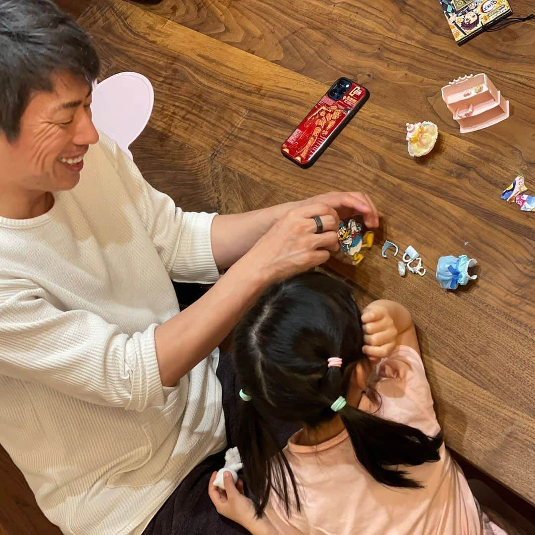 田村淳さんのインスタグラム写真 - (田村淳Instagram)「ドナルド王子とシルバニア姫  シンデレラのストーリーをこの2人の登場人物でやりたいと…お城でダンスを踊っていたら、約束の時間が来て、慌てて家に戻る途中ガラスの靴が脱げてしまう有名なシーンをやりたいと…キーホルダーのペラペラのドナルド王子が気になるけれどw写真3枚目までガラスの靴が脱げて順調だったのに4枚目の写真で急展開w衣類、アクセサリー全部脱いでお姫様は裸でお家に帰っていきました^_^王子様は茫然と立ちすくんだんたとさwww  #シルバニアファミリー  #ドナルドダック  #ディズニーとシルバニアの夢の共演 #裸で逃走するお姫様」4月28日 20時28分 - atsushilb