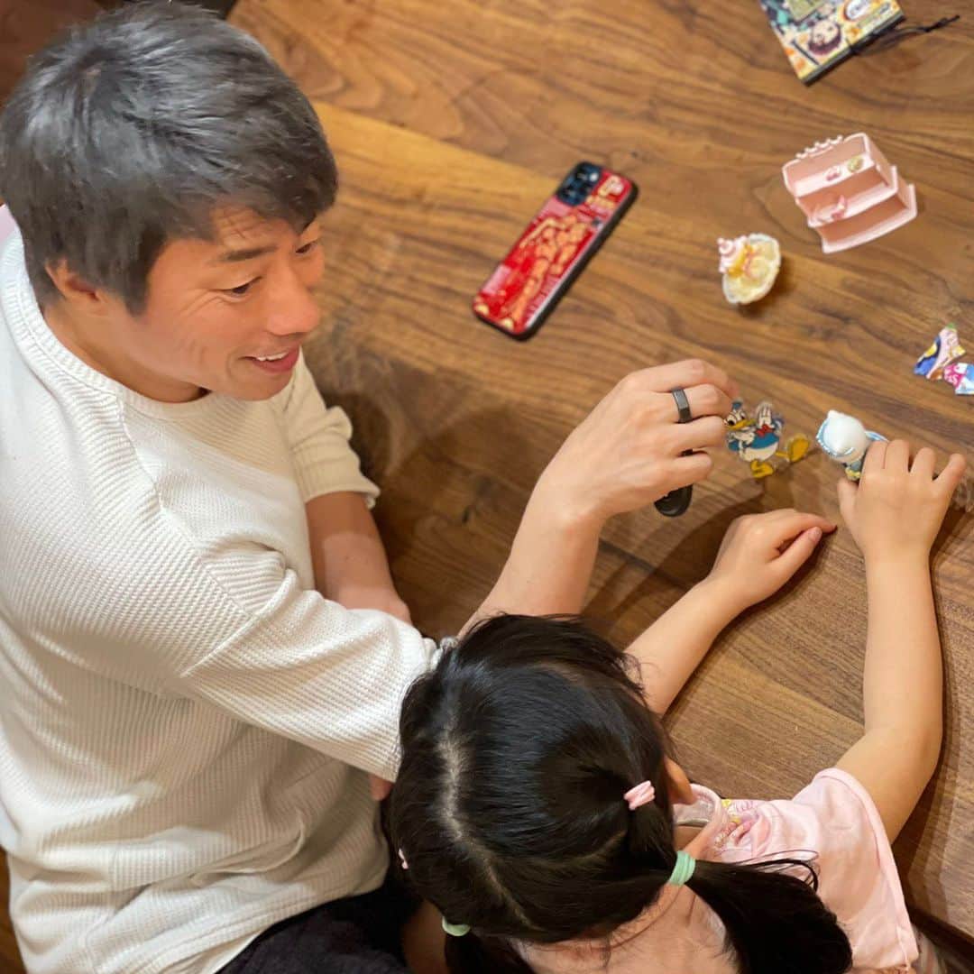 田村淳のインスタグラム：「ドナルド王子とシルバニア姫  シンデレラのストーリーをこの2人の登場人物でやりたいと…お城でダンスを踊っていたら、約束の時間が来て、慌てて家に戻る途中ガラスの靴が脱げてしまう有名なシーンをやりたいと…キーホルダーのペラペラのドナルド王子が気になるけれどw写真3枚目までガラスの靴が脱げて順調だったのに4枚目の写真で急展開w衣類、アクセサリー全部脱いでお姫様は裸でお家に帰っていきました^_^王子様は茫然と立ちすくんだんたとさwww  #シルバニアファミリー  #ドナルドダック  #ディズニーとシルバニアの夢の共演 #裸で逃走するお姫様」