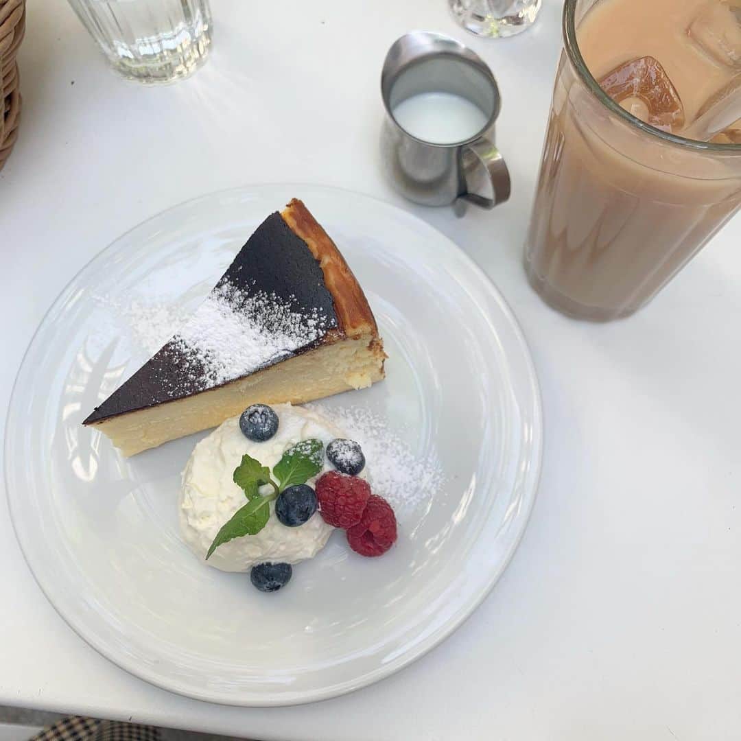 杉浦みずきのインスタグラム：「. ちょっと前のカフェ❤︎ この前はクラブハウスサンドとバスクチーズケーキ食べたけど、 次は甘いパンケーキが食べたい🥞🍯 クラブハウスサンドのボリュームすごかった笑 ・ ・ #表参道カフェ　#青山カフェ #南青山カフェ #バスクチーズケーキ」