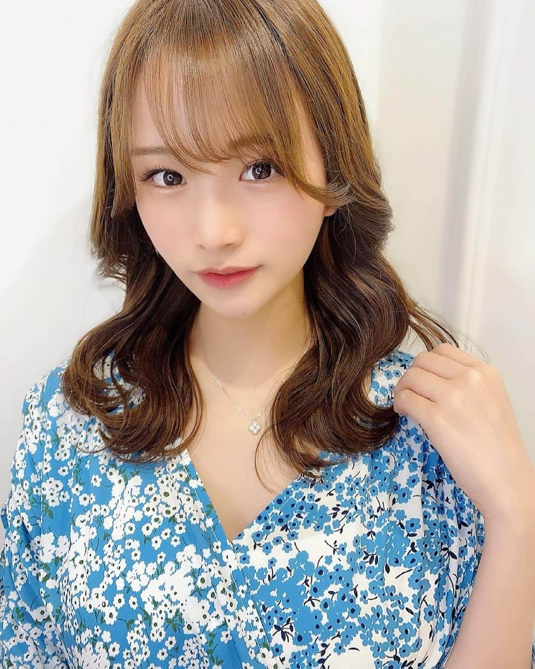 嬉野ゆみさんのインスタグラム写真 - (嬉野ゆみInstagram)「* * * Hello! Today is beauty salon day✂︎ * こんばんは♬ドアップで失礼します✨🐥 * * 美容のメンテナンス😉💕✂︎ ヘアカットとカラーは @euphorianojima  安定のあいのじさんに✨✨いつもより少し暗めにオーダーして可愛くしてもらいましたっ💭 * * まつ毛は @ever_eyes  担当は新宿店の小林さん✨💫 ブラックフェザーのフラットラッシュ Jカールの、上140本 11,12,13 太さ0.15 目尻長め 下40本 今までラッシュリフトでまつ毛カール派だったんだけど、 フラットラッシュを試してからまつエク派になりつつあります💗 * *  うれしのベイビー👶💕 明日からお休みだっ✨インスタ更新してくぅ * * * #銀座美容院 #まつエク #まつエクデザイン #フラットラッシュ #銀座美容院 #カットカラー #春カラー #オリーブカラー #自撮り #撮影モデル #サロンモデル #アイメイク #エバーアイズ #evereyes」4月28日 20時27分 - ureshino_chan