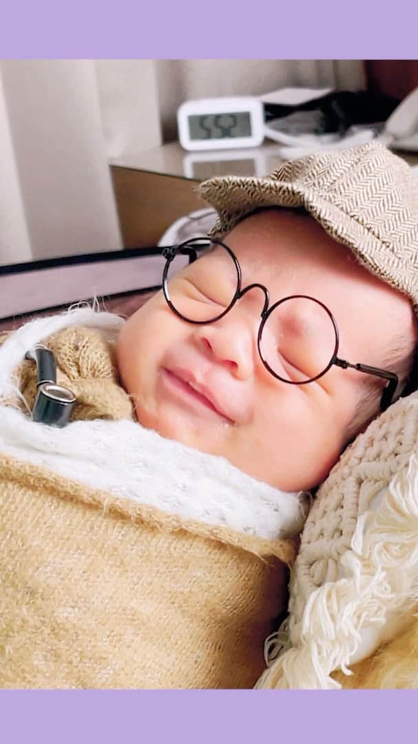 Kerinaのインスタグラム：「· 我們家兩隻的拍照初體驗 超療癒的影片可以重播一百次沒有問題😆 @ab_twinboys #澤澤謙謙 #A君B君」