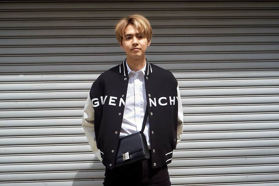 片寄涼太のインスタグラム：「New bag!! 🖤🤍 It matches very well with my outfit today!!  Please continue to stay safe and healthy!! 👍 @givenchyofficial  @matthewmwilliams  #Givenchyofficial  #Givenchy4G」