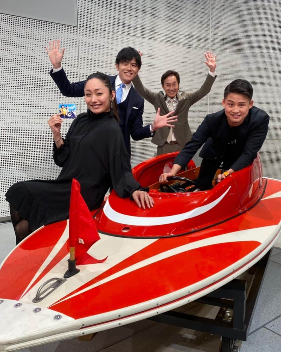 安藤美姫さんのインスタグラム写真 - (安藤美姫Instagram)「I went to Boat Race live TV. It was great to see top athletes there🔥🖤  先日のプレミアムG1第22回マスターズチャンピオンの生中継に出演させて頂きました😌😊  ボートレースの面白さが改めてわかったし 過酷なスポーツという事も再認識した素敵な時間でした😌😌😌 本当にありがとうございました✨✨✨  #植木通彦　さん #ボートレース #安藤美姫 #mikiando」4月28日 20時33分 - miki_m_ando0403