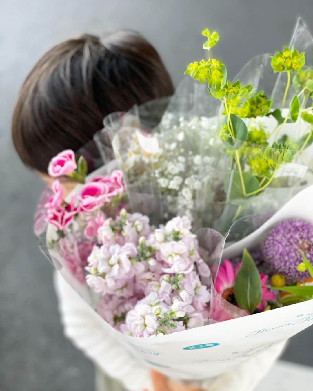 髙田麻紀子のインスタグラム：「❤︎ . 長男とお花屋さんへ🌼🌷 お花が好きなので、好きなお花を自分で選び楽しそうにアレンジメントしてました✨ . #フラワー男子」