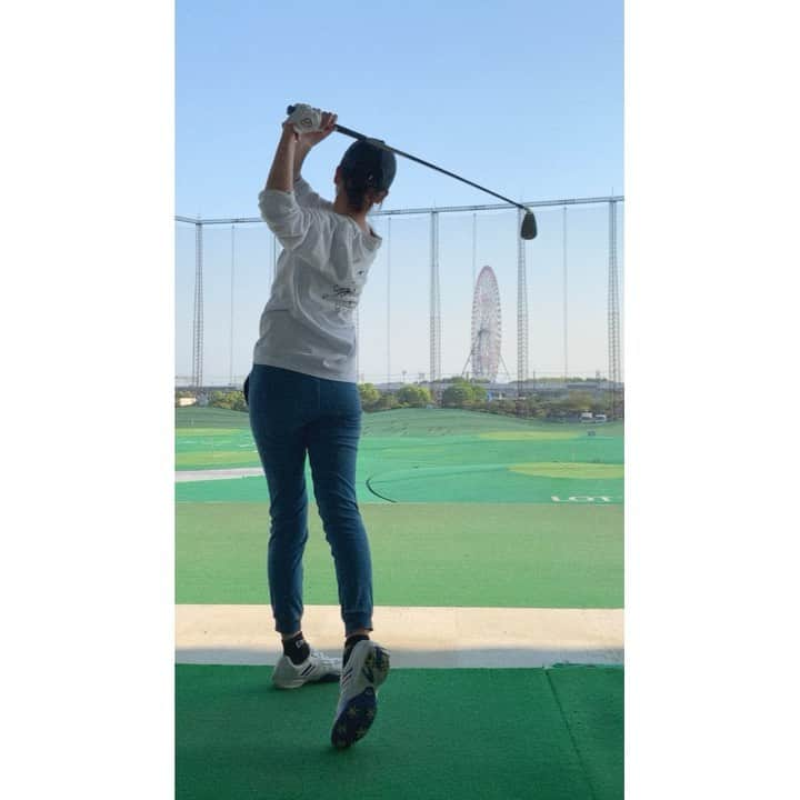 遠藤瞳のインスタグラム：「少し前に行ったお練習⛳️ トレーニング後に打ちっぱなしに🏌️‍♀️ 脚はプルプルするし踏ん張らないといけないから ヘトヘトになるんだけど😂 腹筋が意識できる気がするからイイかも〜✨  スイングはもっとお腹お尻が先に回りたいし、 合わせに行きたくないし、 左足ぴょんは謎だし 直したいところがいっぱいだけど楽しい😫💭 上手になりたい😤  暖かくなってきたし、 やっと花粉が落ち着いてきたので ゴルフ場が恋しいな〜🥺  #ゴルフ #ゴルフ女子 #golf」