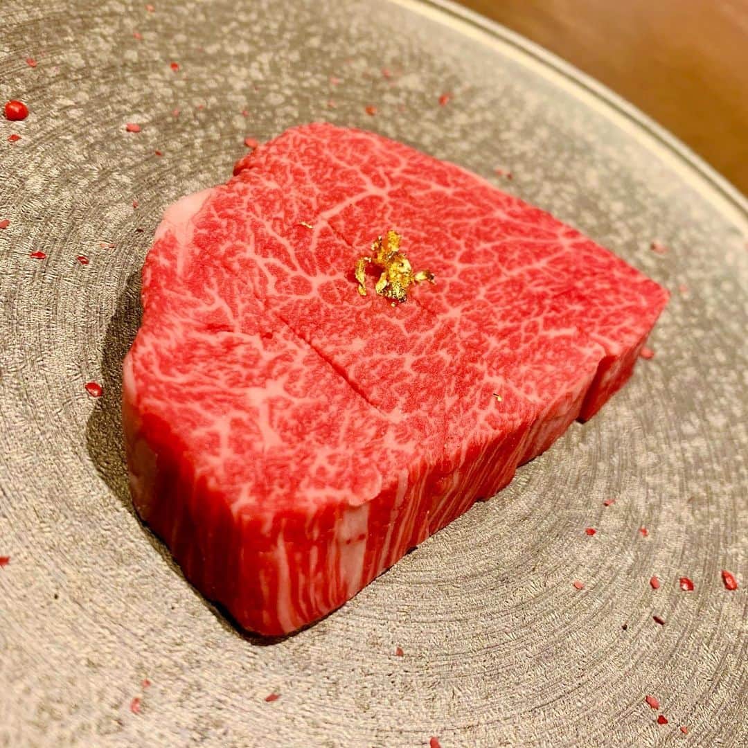 小松彩夏さんのインスタグラム写真 - (小松彩夏Instagram)「﻿ ﻿ またまた素敵なお店を発見しちゃいました🌸﻿ ﻿ 4/14新宿にニューオープンした【やくにく】@yakuniku_higashi というお店です🥩✨﻿ ﻿ オープンして間もなく﻿ お邪魔しちゃいました☺️❣️﻿ ﻿ コース料理を頂いたのですが﻿ 最初のユッケから美味しすぎ…🤤﻿ ﻿ 様々な部位のお肉からシャトーブリアンまで、これでもかというくらいのお肉たちに大満足でした😍🥩﻿ ﻿ そして、びっくりだったのがここの焼肉はタレではなく、岩塩のプレートにお肉をのせて食べるんです😳‼️﻿ ﻿ それがまたうんまぃんです...‼️✨✨✨﻿ ﻿ 肉本来の味も楽しめて﻿ これから塩で食べることにハマりそう…😝❤️﻿ ﻿ 一つ一つの料理の盛り付けも、お皿にもとてもこだわりを感じ、目でも楽しめる最高のコースでした🥺✨✨﻿ ﻿ 新宿の夜景も一望でき、最高のシチュエーションでの焼肉、贅沢すぎる時間でした🌃﻿ ﻿ やっぱりお肉は幸せな気持ちにしてくれますね☺️❤️﻿ ﻿ いいお店はみんなに共有していきます🙋‍♀️笑﻿ ﻿ ※時間差投稿になります🙇‍♀️﻿ ﻿ #焼肉部 #和牛焼肉やくにく #新宿グルメ #新宿焼肉#新宿デイナー #和牛焼肉やくにく新宿東口 #最上階で食べれる焼肉#岩塩で食べる焼肉 #日本一の和牛をリーズナブルに #肉好き #お肉好き #お肉 #焼肉 #大好き #幸せ」4月28日 20時50分 - official_ayaka_502