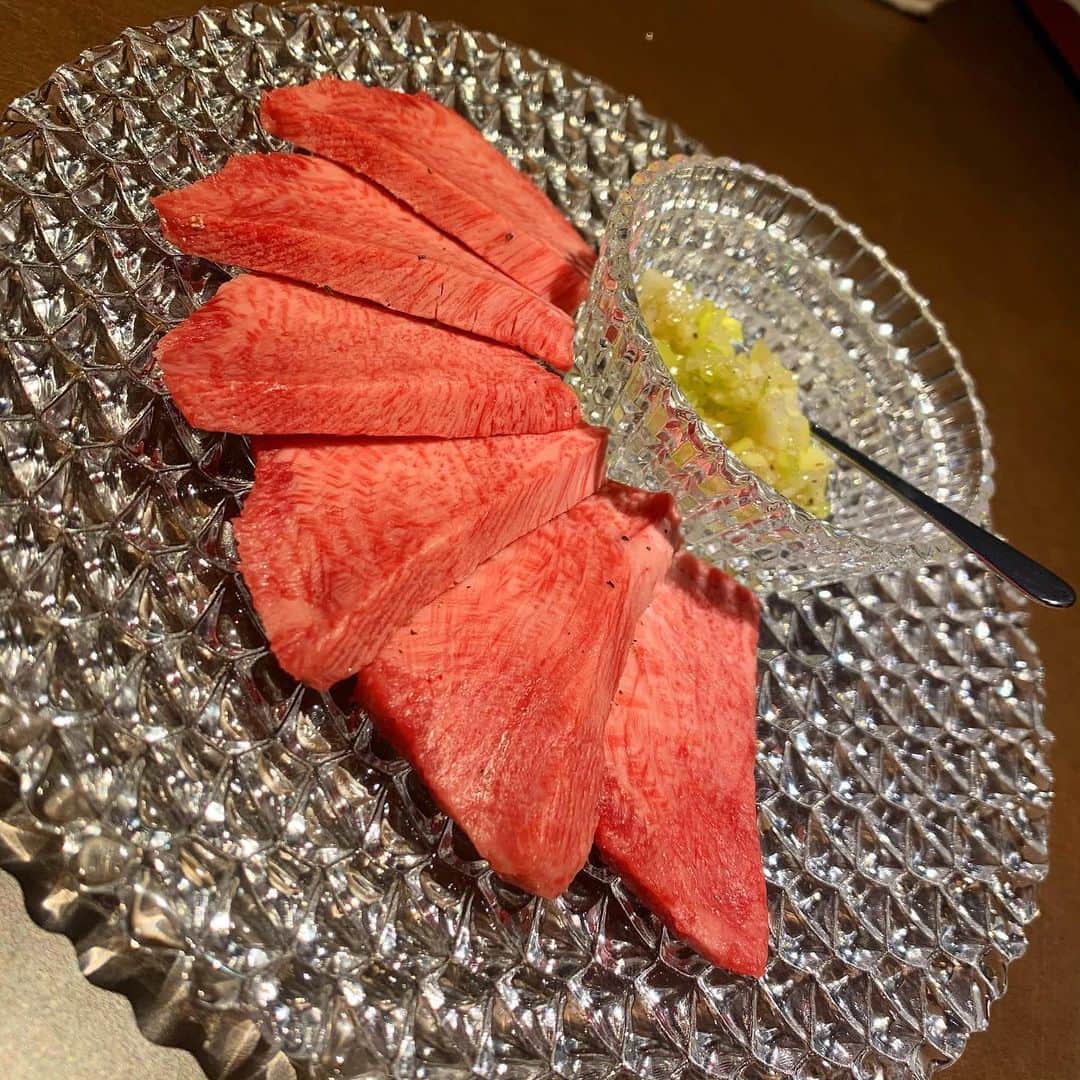 小松彩夏さんのインスタグラム写真 - (小松彩夏Instagram)「﻿ ﻿ またまた素敵なお店を発見しちゃいました🌸﻿ ﻿ 4/14新宿にニューオープンした【やくにく】@yakuniku_higashi というお店です🥩✨﻿ ﻿ オープンして間もなく﻿ お邪魔しちゃいました☺️❣️﻿ ﻿ コース料理を頂いたのですが﻿ 最初のユッケから美味しすぎ…🤤﻿ ﻿ 様々な部位のお肉からシャトーブリアンまで、これでもかというくらいのお肉たちに大満足でした😍🥩﻿ ﻿ そして、びっくりだったのがここの焼肉はタレではなく、岩塩のプレートにお肉をのせて食べるんです😳‼️﻿ ﻿ それがまたうんまぃんです...‼️✨✨✨﻿ ﻿ 肉本来の味も楽しめて﻿ これから塩で食べることにハマりそう…😝❤️﻿ ﻿ 一つ一つの料理の盛り付けも、お皿にもとてもこだわりを感じ、目でも楽しめる最高のコースでした🥺✨✨﻿ ﻿ 新宿の夜景も一望でき、最高のシチュエーションでの焼肉、贅沢すぎる時間でした🌃﻿ ﻿ やっぱりお肉は幸せな気持ちにしてくれますね☺️❤️﻿ ﻿ いいお店はみんなに共有していきます🙋‍♀️笑﻿ ﻿ ※時間差投稿になります🙇‍♀️﻿ ﻿ #焼肉部 #和牛焼肉やくにく #新宿グルメ #新宿焼肉#新宿デイナー #和牛焼肉やくにく新宿東口 #最上階で食べれる焼肉#岩塩で食べる焼肉 #日本一の和牛をリーズナブルに #肉好き #お肉好き #お肉 #焼肉 #大好き #幸せ」4月28日 20時50分 - official_ayaka_502