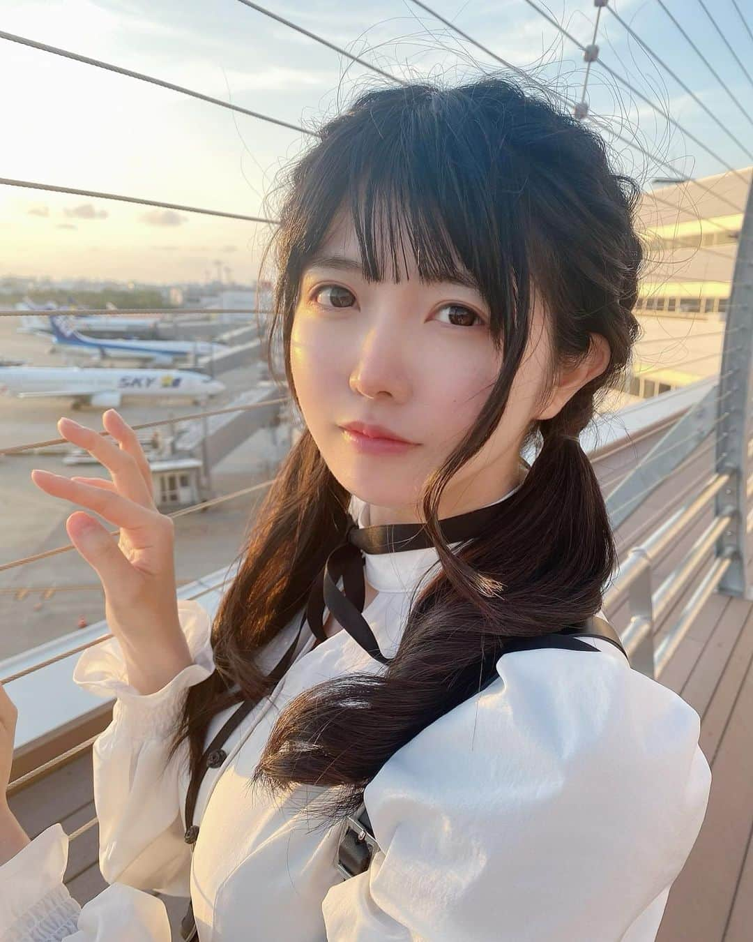 小野寺梓さんのインスタグラム写真 - (小野寺梓Instagram)「福岡行ってきたよ✈️ ・  ・  ・ 全国ツアーで福岡に行ってきました！ 前回お披露目から一年のときに行った時よりも沢山の方に会えて嬉しかったです！ 前回はリーダーが抜けた直後のライブで白キャン終わったなって言われてる中、本当にお客さんがいなくてもう終わりなんだって泣いてばかりの福岡だったんだけど(戻って東京でライブしたらそんなことなかった！w)今回はずっと笑ってたよ！！！みんなのおかげですありがとう！！！ しかも前回は福岡っぽいものを何も食べられなかったけど今回は食べられたよ！ 食事制限あるけど食べちゃいましたᐡっ·̫ ‹｡ᐡ 明太子食べたりみおちが頼んだ博多ラーメンでミニラーメンを作ってくれたよ！！！博多ラーメンってあんなに麺細いんだね！！！美味しかったなあ！！！ 次行く時はぱんぱんの会場と喉も治して博多ラーメン一人前食べる！！！！！🍜 ・ ・ ・  #福岡  #福岡空港  #全国ツアー  #それでも強くただ真っ直ぐに  #真っ白なキャンバス  #白キャン  #小野寺梓」4月28日 21時06分 - onoderaco