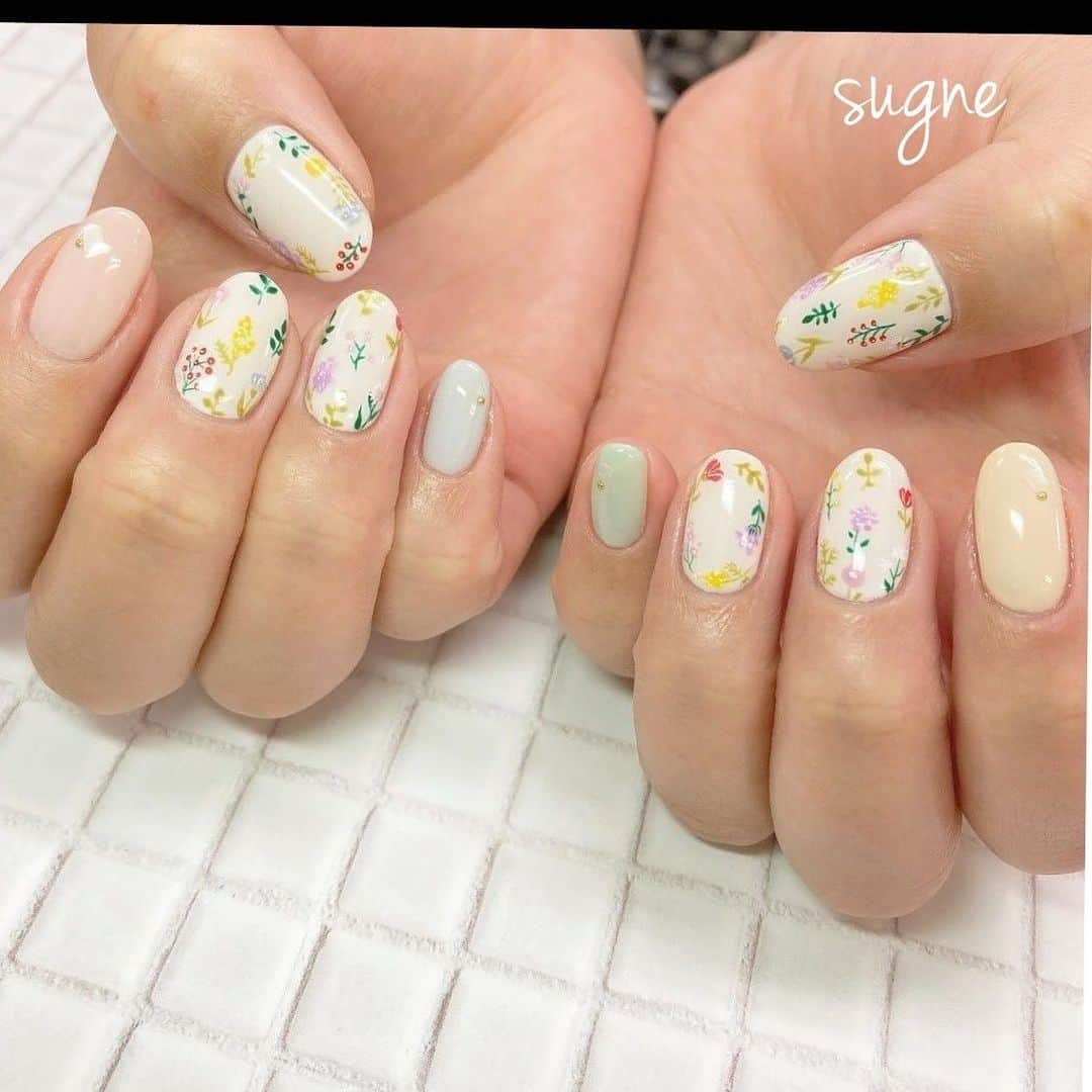 ネイル アイ サロン スグネさんのインスタグラム写真 - (ネイル アイ サロン スグネInstagram)「hand drawn art🎨  @sugnechihiro  @_mio__t  @___the_nail___  @ono_nail_   #手描きネイル #sugne #nail  #nailart #ネイル #ネイルデザイン #カジュアルネイル #ショートネイル #ネイル #ニュアンスネイル #ニュアンスアート #大人っぽいネイル #高田馬場ネイル #高田馬場 #네일 #네일스타그램」4月28日 21時16分 - naileyesalonsugne