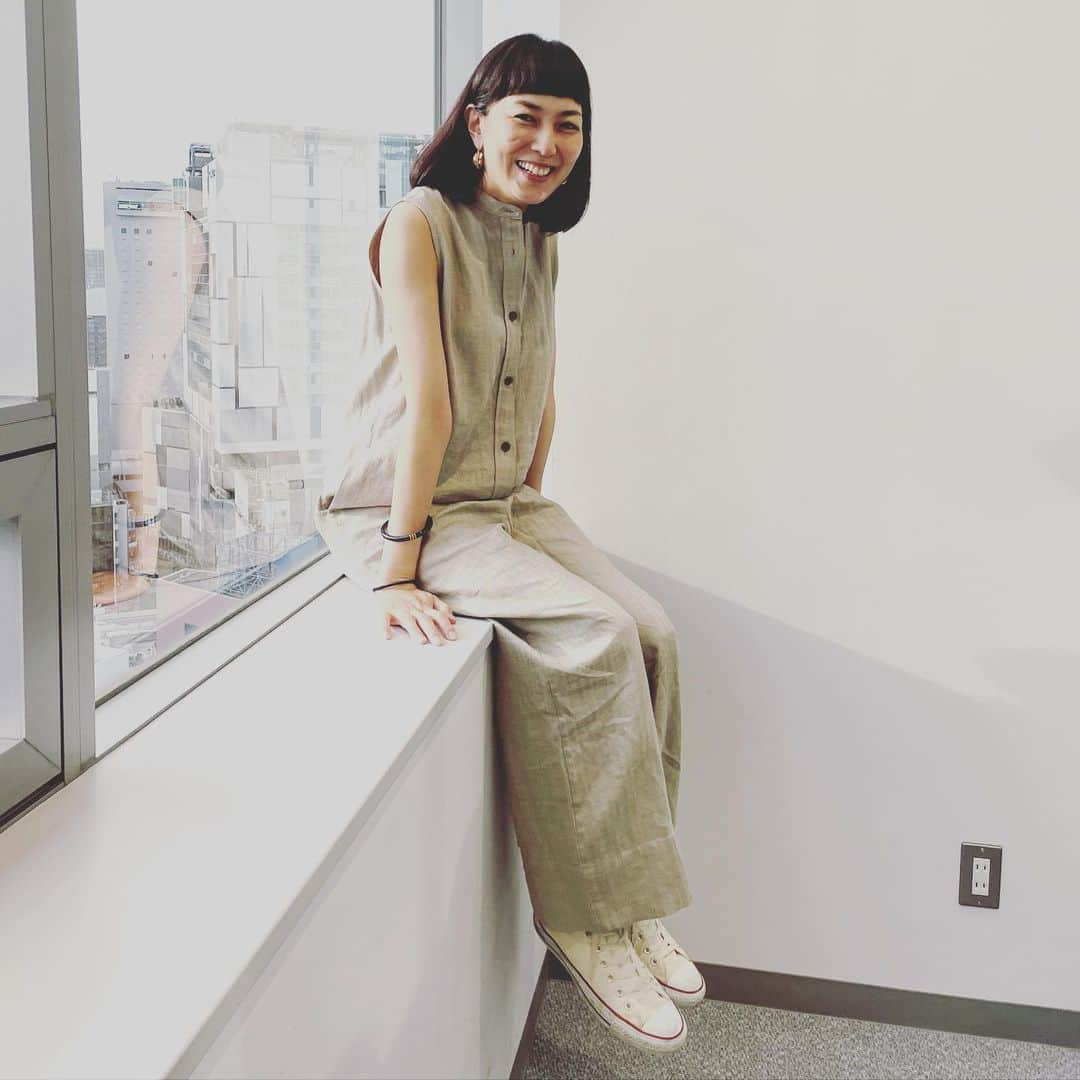 板谷由夏 さんのインスタグラム写真 - (板谷由夏 Instagram)「か、み、をきりま、した！ やっほい！ 風通し、良し‼️ @sinmedenim シンメのノースリーブオールインワン！ 楽楽ちん！丈、長めに作ってます。 お直しが必要かもしれません。が、 夏に向けておススメです！」4月28日 21時22分 - yukaitaya