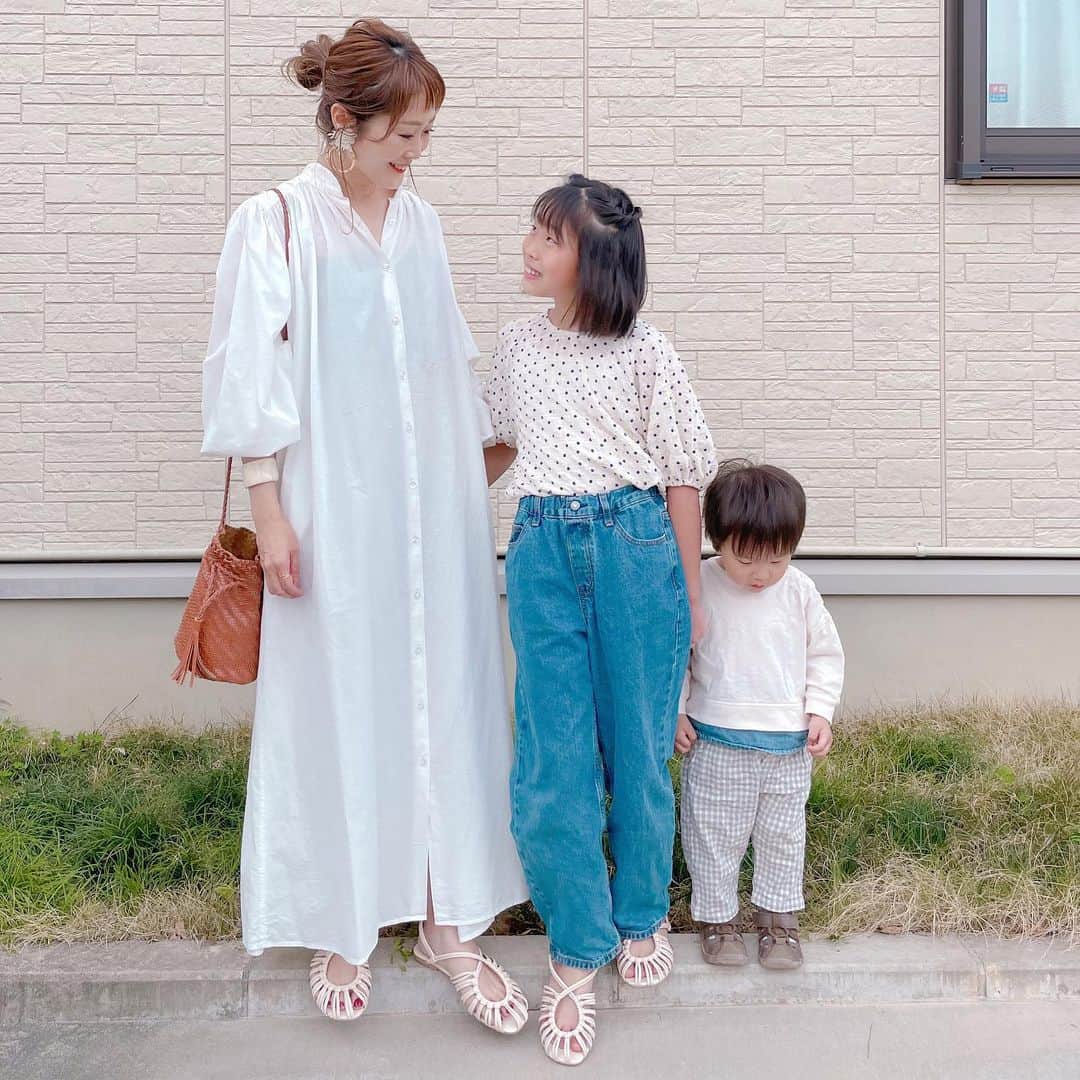 Kikuno Sayumiさんのインスタグラム写真 - (Kikuno SayumiInstagram)「〻sandals〻 ・ ・ ・ ちぐはぐな写真だけど皆が笑顔でお気に入りのpic😙 娘とサンダルリンク ・ @sorotto_shoes のお揃いのメニーストラップシューズ。お気に入りでもう既にpostしてるやつ💘この形珍しくって可愛いー！サイズ感は少し大きめ💡 見た目通り涼しいから夏も履きまくろう♡♡ 大人靴は @sorotto_ladys もチェックしてみてね😚 ・ そして私のワンピは @akte_official  バッグは @zakkabox_ のもの。このバッグすっごいオシャレ✨編み編みが大人っぽくて合わせやすい😍これもお気に入りすぎてヘビロテしてるよ〜👌 ・ ・ #ファッション#fashion#ママ#プチプラコーデ#大人カジュアル#ヘアアレンジ#大人可愛い#ジユジョ #lucrajp#シンプルコーデ#mamagirl#ママリ#ママリファッション#locari#お洒落さんと繋がりたい#ママコーデ#赤ちゃんのいる生活#春コーデ#sorotto_shoes#sorotto#小学生女子 #小学生コーデ#親子コーデ #親子リンクコーデ#zakkabox#akte#アクテ」4月28日 21時17分 - sayumikikuno