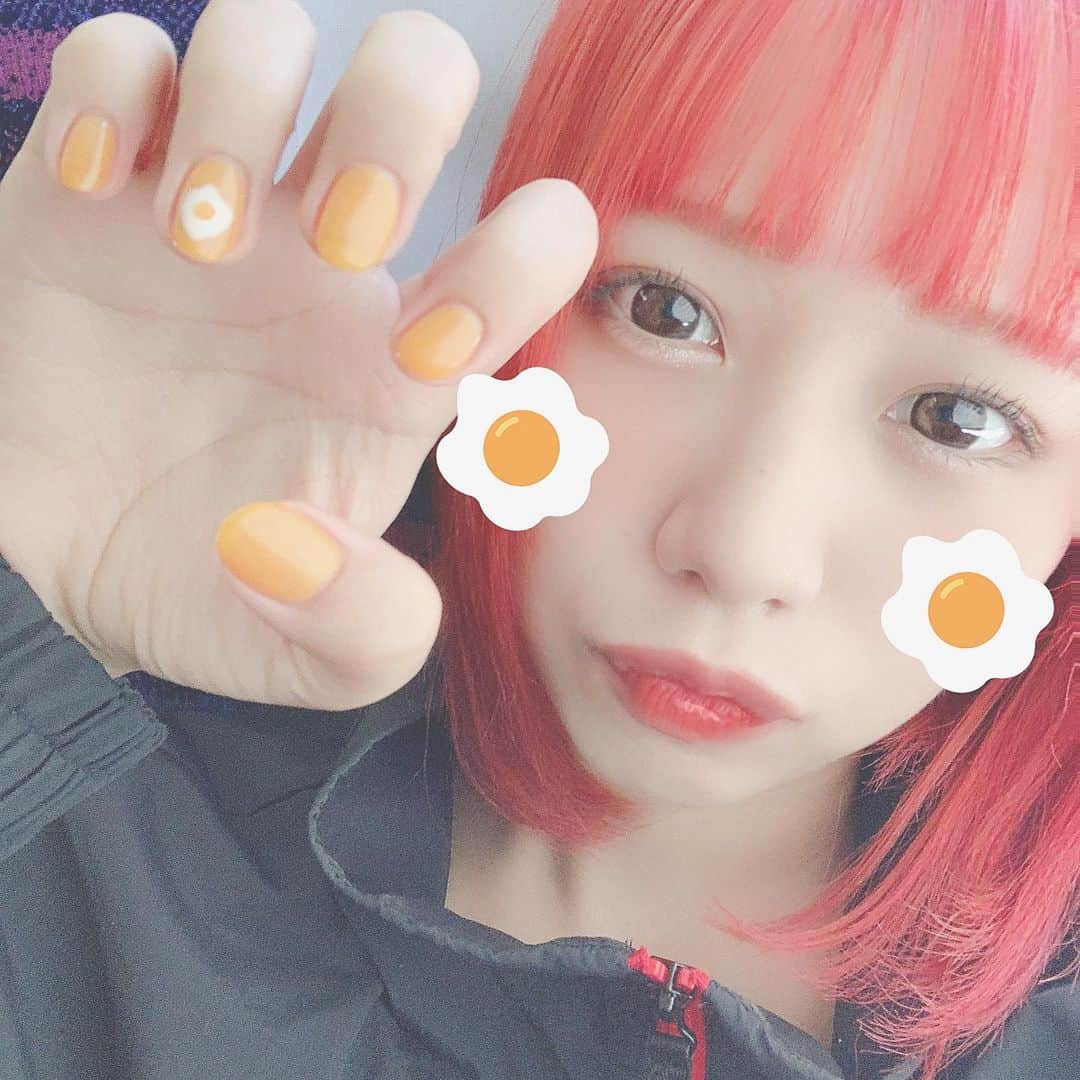 橋本からあげのインスタグラム：「ネイル変えた🍳   ﻿ ﻿ ﻿ ﻿ ﻿ ﻿ ﻿ ﻿ ﻿ #ネイルデザイン #ネイルチップ #ネイルアート #ネイルアートデザイン #食べ物ネイル #食べるの好きな人と繋がりたい #卵ネイル #イエローネイル #春ネイル #たまごネイル」