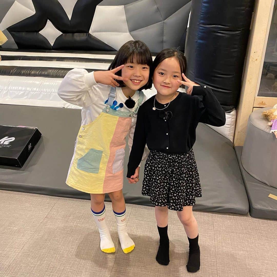クォン・ユリさんのインスタグラム写真 - (クォン・ユリInstagram)「율타리 여러분🐰 깜짝 소식이에요🤍 내일 저녁 8시 ✨월드스타 비✨님의 유튜브 시즌비시즌에 우리 유디가 나옵니당!!! 와악!!!!!!!! 비 삼촌과 율이, 예린이, 잼잼이의 캐미를 기대해주세용💗 너무 설레이구 궁금하다,,,,,💛 #권율이 #시즌비시즌」4月28日 21時36分 - 1004yul_i