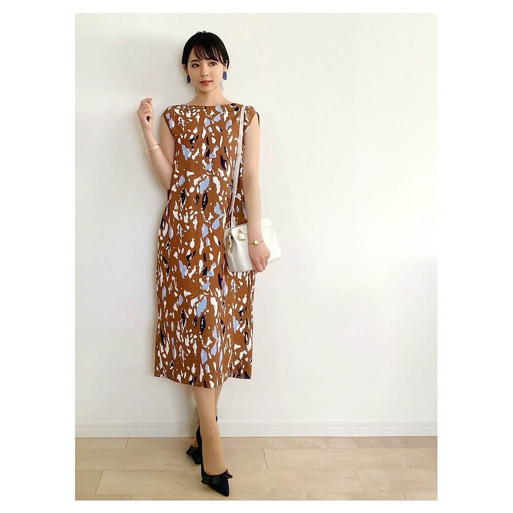 のインスタグラム：「去年からのお気に入りワンピース, 今年もやっぱりテンションが上がります🍹☀️⚪︎ 柄も素敵なんだけど, 何よりワンピースのラインがめちゃくちゃ綺麗なのが1番のお気に入りポイント! 写真だと伝わり切らん……!笑 幾何学模様の色を拾って ネイビーのピアスとパンプス, 白バッグ。去年のお洋服に 今年仲間入りした小物を合わせてみるのも楽しいです☺️✨ とはいっても このワンピースにこのピアスは, 他を合わせる気にもならないマリアージュだなと思っています……😎  one-piece. #icb  pumps. @manoloblahnik  bag. @celine  pierce. #uncommonmatters  bangle. #rlights  ring. #noirdepoupee #cuicui watch. #agete  #お仕事コーデ #オフィスカジュアル #オフィスコーデ #お仕事服 #通勤コーデ #通勤スタイル #olコーデ #スーツコーデ #スーツ女子 #スーツスタイル  #ジャケットコーデ #ジャケット女子 #ジャケットスタイル #ノーカラージャケット  #manoloblahnik #マノロブラニク #celine #セリーヌ」