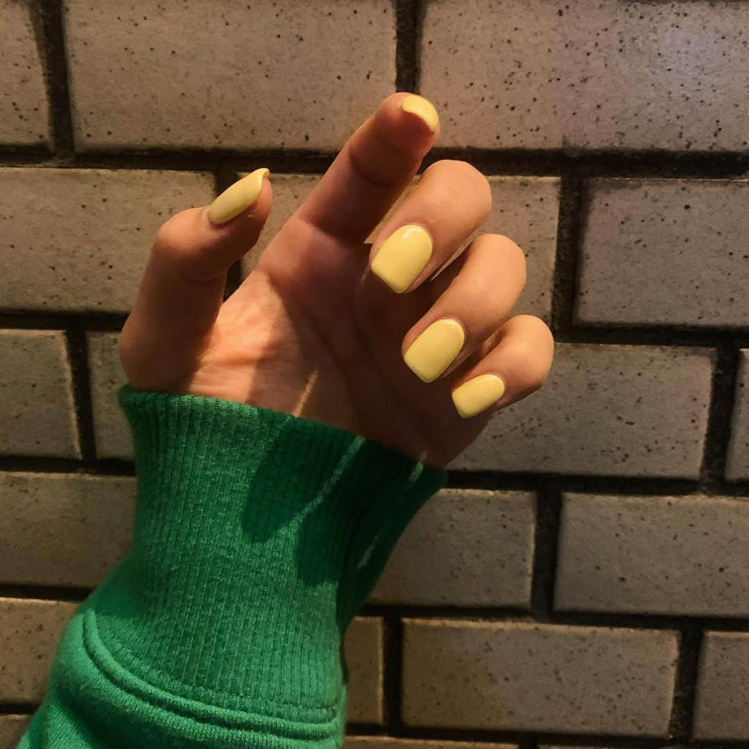 小山ティナさんのインスタグラム写真 - (小山ティナInstagram)「new nail 絶妙な色で可愛い、、🍋」4月28日 21時48分 - k_tina224