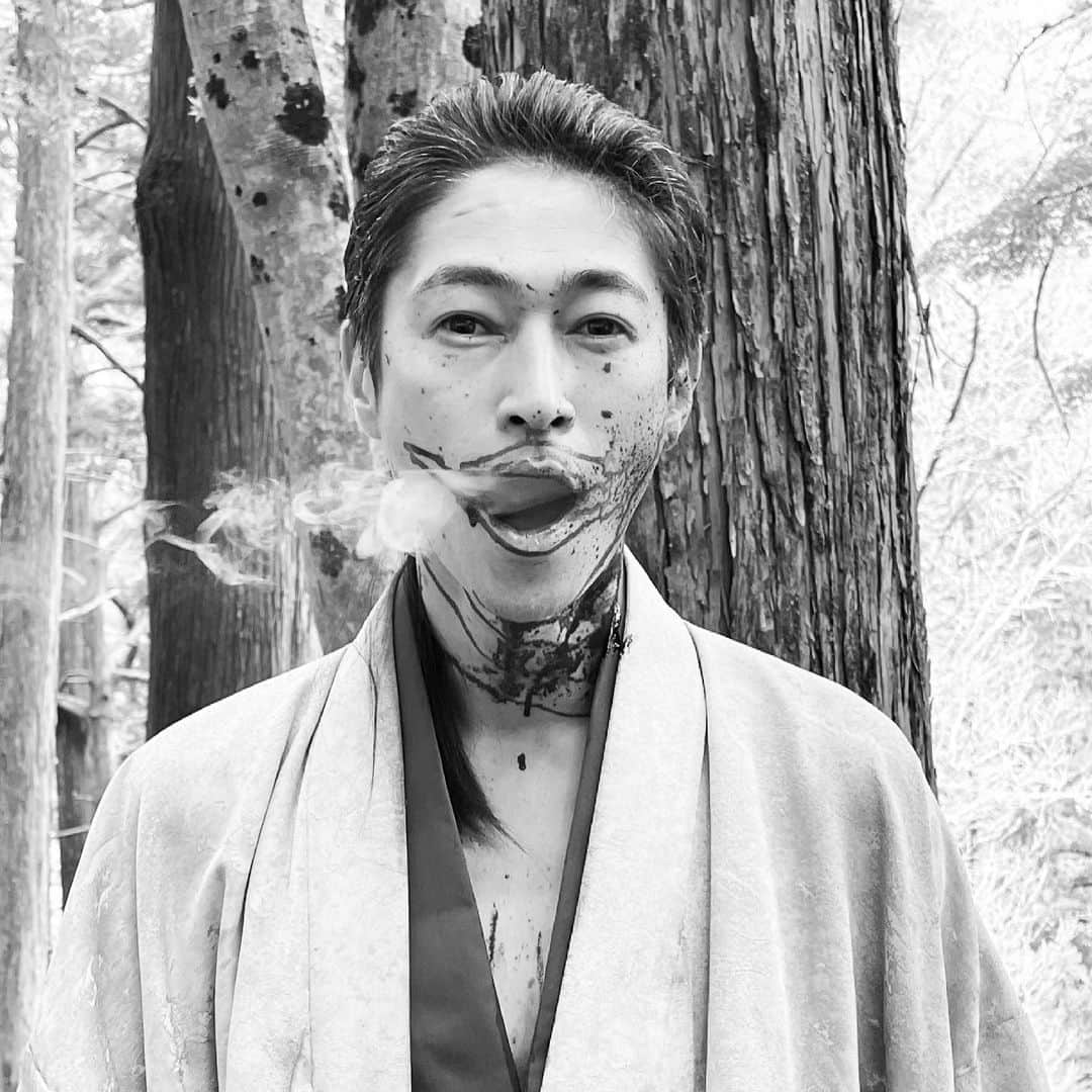 窪塚洋介のインスタグラム：「監督・豊田利晃 短編映画『全員切腹』 壮絶な感じで撮影完了致しました。 間違いなく稀有な作品になる手応えがありました。 渋川清彦くんとの共演で、主題歌は切腹ピストルズです。 4月30日まで豊田組ウェブサイトにてクラウドファンディングやっています。 この作品にあなたの名前を刻んで頂くことは、まだ間に合います。」