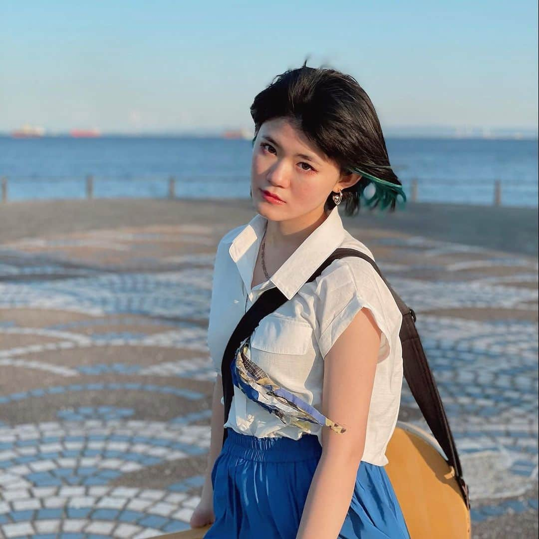 ヒヨリベリー（REVERBEE）さんのインスタグラム写真 - (ヒヨリベリー（REVERBEE）Instagram)「#LEONAIR #mv #blueskirt #offshot @leonairunion」4月28日 22時10分 - hiyo_ribery_reverbee