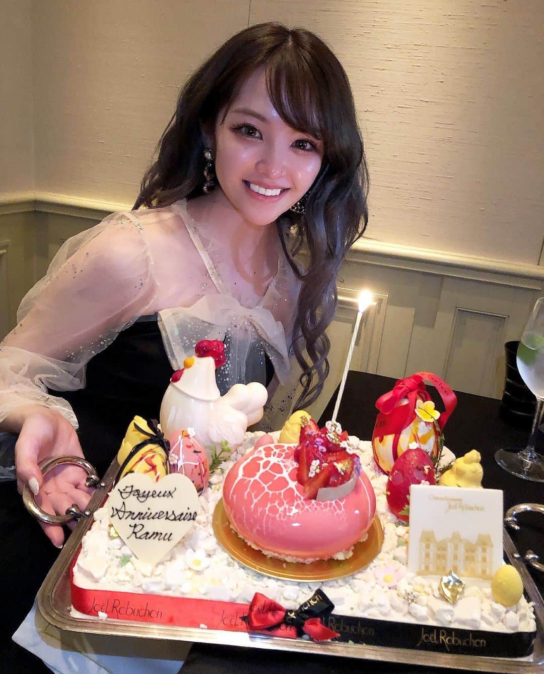 玉川来夢のインスタグラム：「サプライズでちょっと早めのお誕生日を お祝いしてもらいました😭💕 嬉しすぎた♡ ケーキ可愛すぎる🎂 めちゃくちゃ幸せ！！！！！ #joelrobuchon #ジョエルロブション #サプライズ #サプライズバースデー」