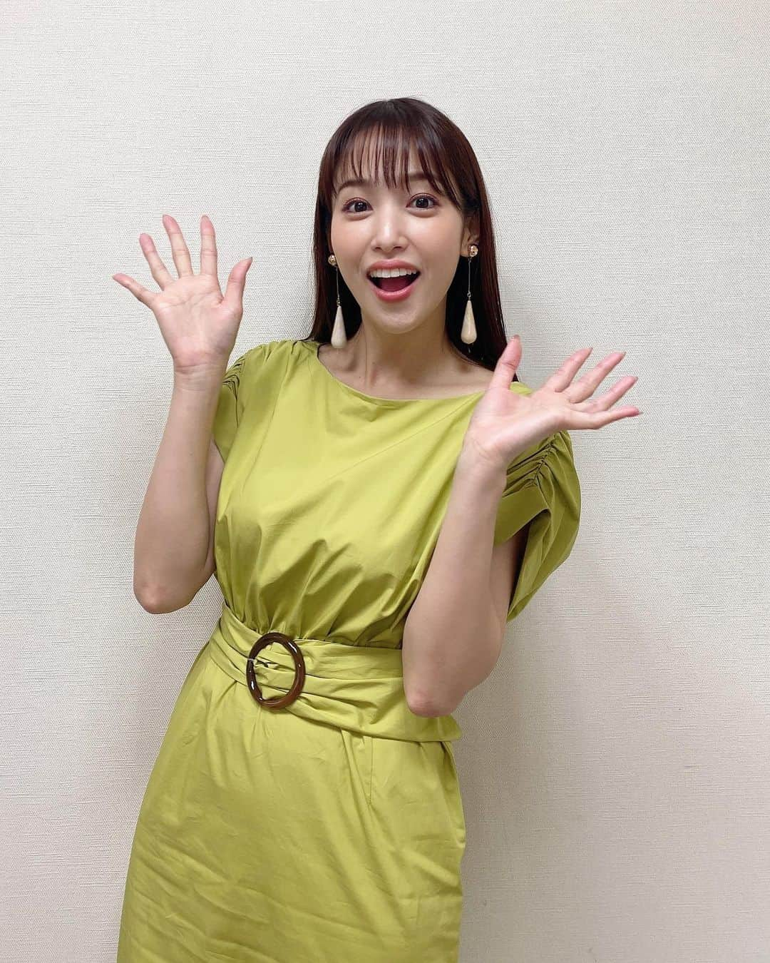 鷲見玲奈さんのインスタグラム写真 - (鷲見玲奈Instagram)「明日は、よる8時からアンビリバボーに出演します✨  誰でも知ってる大ヒット曲の誰も知らない秘密SP2！！！ 前回大好評だったそうで、早くも第2弾です😍  誰もが知っている名曲の秘密が解き明かされちゃいます！！ 次の日誰かに話したくなる、知っているとちょっと自慢できちゃう、そんな内容です😎  私も収録後すぐに友達に自慢げに話しました😂笑  クイズもあるので、ぜひ予想しながらご覧頂けたらと思います✨  👗 @eimyistoire_official  👠 @randa_pic 👂🏻 @matildarose_official ﻿  #アンビリバボー #久しぶりに吟じています  #ところで #ラントレ #ビジュ良すぎ問題」4月28日 22時27分 - sumi__reina