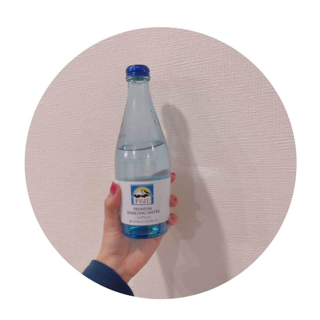 井口裕香さんのインスタグラム写真 - (井口裕香Instagram)「🚰 収録現場で 「びっくりした！！！ 日本酒呑んでるのかと思った！」  って言われました。 ちがいます、水です、炭酸水です😂！ でもたしかにパッと見、日本酒っぽい！」4月28日 22時49分 - ooo31_iguchiyuka_31ooo