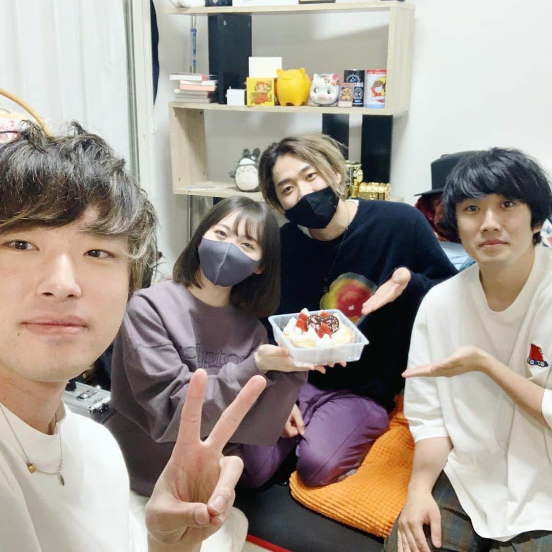 のインスタグラム：「改めて26歳の僕をどうかよろしくお願い致します！たくさんのお祝いメッセージもありがとうございました🥳 皆様に少しでも楽しんで頂ける動画を作れるようにこれからも全力で大好きなYouTubeをやり続けます！  PS この写真だとはるきが誕生日みたい」