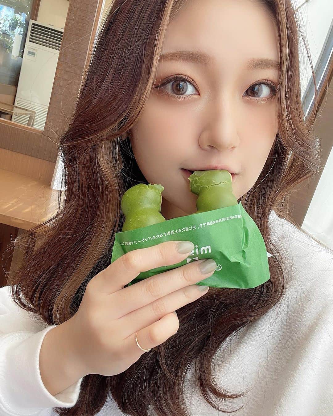 いっちゃん/嶋津 いつみのインスタグラム：「. . いつもと違うカラコンで顔がちゃうww . . ミスドの辻利コラボの 抹茶おいしかった🥺💓 . . . . あ。全種類食べました🐷💨 . . . . ダイエットの目標にしてたスケジュールが コロナの影響でリスケしてしまったので 目標を見失いました😢💔👉🏻👈🏻 . . . . でも悔しいので 毎日1時間のセルフトレーニングだけは 続けてます💪🏻✨（←褒めてww） . . . . .  #いっちゃん  #フリーモデル  #いっちゃんコーデ #ブライダルモデル #アレンジモデル #ヘアカラー  #ヘアアレンジ #くしゃ顔  #フリーモデル #ドレスモデル #ダイエット  #치맥  #좋아요환영 #소통환영 #팔로우환영  #팔로미 #인친환영 #친구해요 #셀카 #셀피」