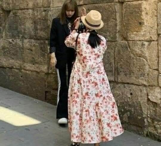 リサさんのインスタグラム写真 - (リサInstagram)「lisa with daddy marco and mommy chittip in barcelona spain 🇪🇸👨‍👩‍👧 . . . #LISA #LALISA #리사 #블랙핑크 #BLACKPINK #LALISAMANOBAN #LALISAMANOBAL #blackpinklisa #lisablackpink」4月28日 23時58分 - lisa.blackpink