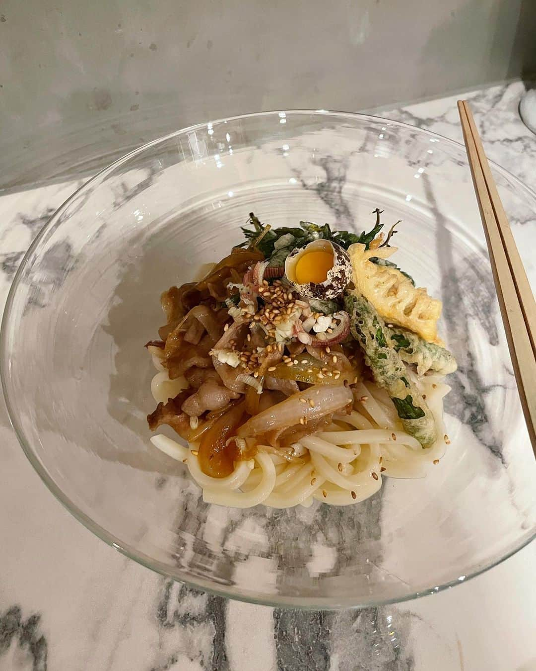 masakiさんのインスタグラム写真 - (masakiInstagram)「夜のボウル 本当はパスタ作って可愛いお花のせて ひとりで食べようと思ったのに、 ドアあけたらまさかの会社に行ってないあつ森が ポテチと味のりで空腹をしのぎながらDVD観てたw 朝からおなじ格好でおなじ場所に。  夜のボウルは180℃予定変更、カトキチのうどんに いつもの新玉ねぎともやしと豚肉の生姜焼き風味のせ。 犬用に買ってあったうずらのたまご。 ありもの野菜を天ぷらに、よもぎ、筍、アスパラ。 どんな料理も大らかに包み込んでくれる気取ってない 稲葉さんの吹きガラスのボウル。 次こそ、RISTORANTEマサコで。」4月28日 23時51分 - mogurapicassowols